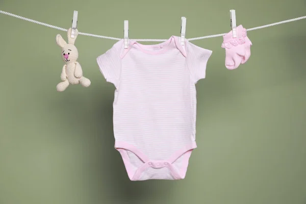 Schattige Kleine Baby Kleding Speelgoed Opknoping Waslijn Tegen Groene Achtergrond — Stockfoto