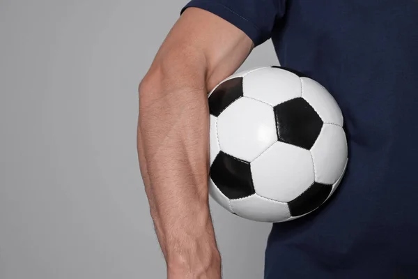 Açık Gri Arka Planda Futbol Topu Olan Atletik Bir Adam — Stok fotoğraf