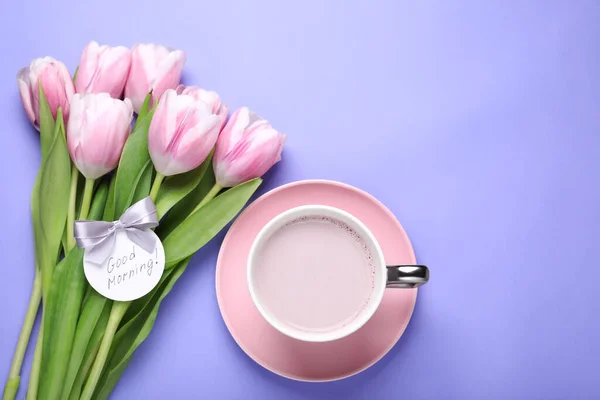 Чашка Горячего Напитка Красивые Тюльпаны Открытка Текстом Доброе Утро Светлом — стоковое фото