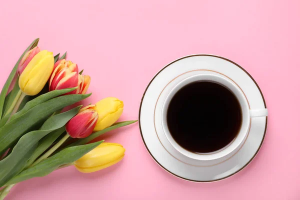 Kopje Koffie Mooie Tulpen Roze Achtergrond Plat Gelegd — Stockfoto