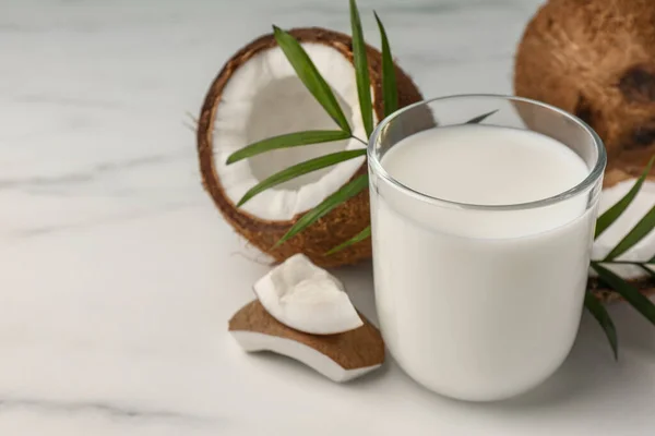 Склянка Смачного Веганського Молока Кокосових Шматочків Пальмового Листя Білому Мармуровому — стокове фото
