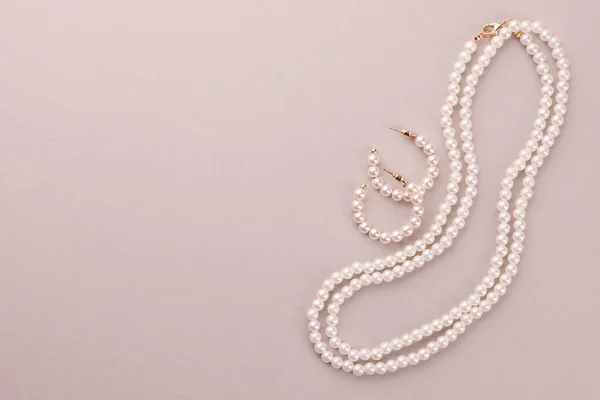 Elegante Collana Perle Orecchini Sfondo Beige Vista Dall Alto Spazio — Foto Stock