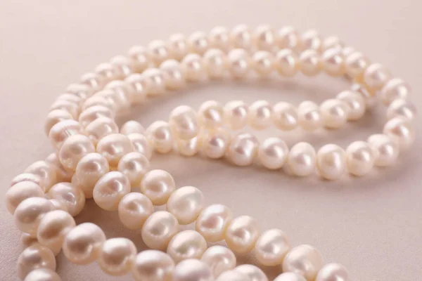 Elegante Collar Perlas Sobre Fondo Beige Primer Plano —  Fotos de Stock