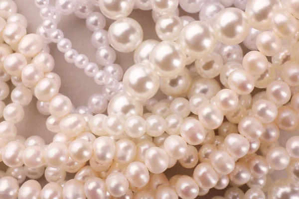 Elegante Perlenketten Auf Beigem Hintergrund Draufsicht — Stockfoto
