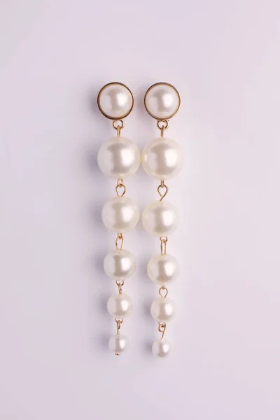 Eleganti Orecchini Perle Isolate Bianco Vista Dall Alto — Foto Stock