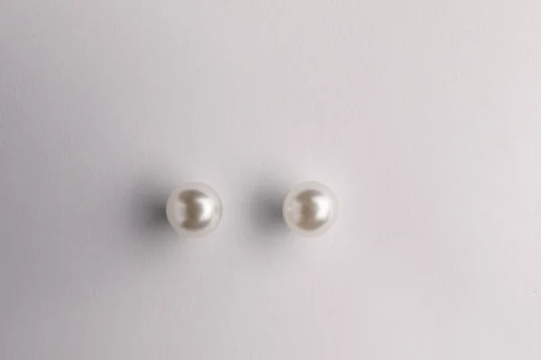 Brincos Pérola Elegantes Isolados Branco Vista Superior — Fotografia de Stock