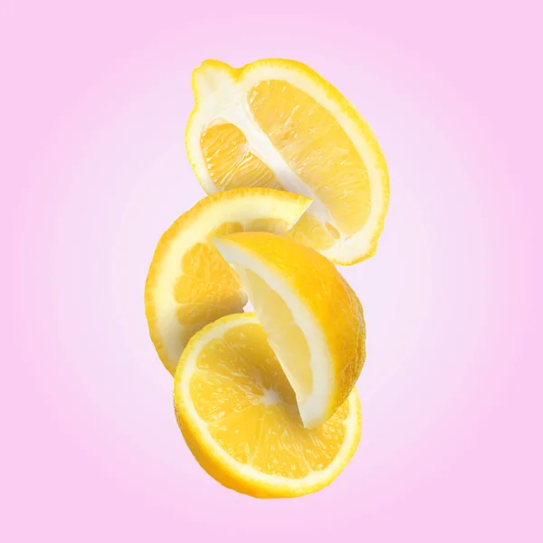 Tagliare Limoni Freschi Che Cadono Sfondo Rosa — Foto Stock