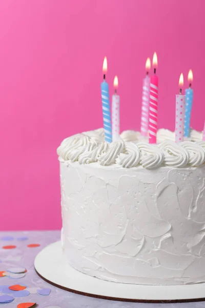 Läcker Tårta Med Grädde Och Brinnande Ljus Grått Bord Närbild — Stockfoto
