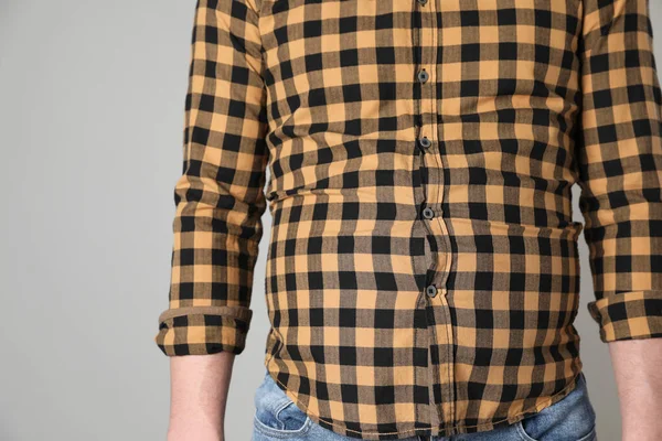 Muž Nadváhou Těsné Košili Šedém Pozadí Detailní Záběr Mezera Pro — Stock fotografie