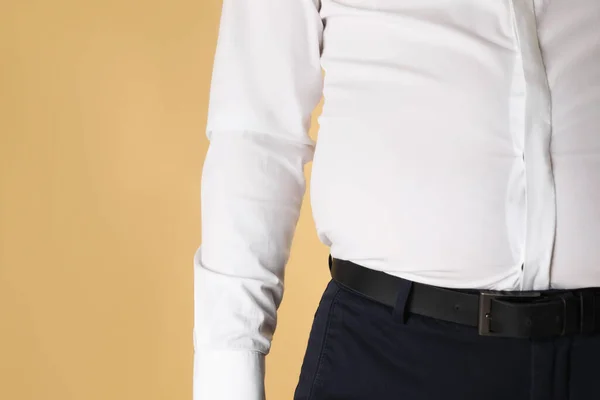 黄色の背景にタイトなシャツの上に太りすぎの男 クローズアップ テキストのスペース — ストック写真
