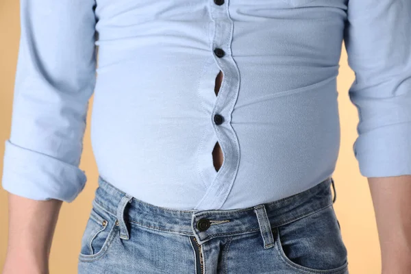 Overgewicht Man Strak Shirt Gele Achtergrond Close — Stockfoto