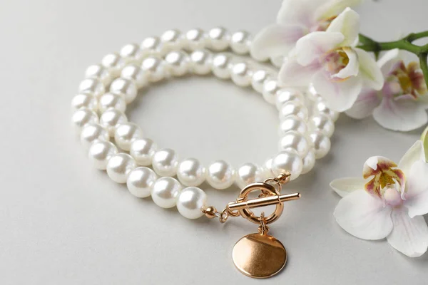 Elegante Collar Perlas Flores Orquídea Sobre Fondo Blanco —  Fotos de Stock