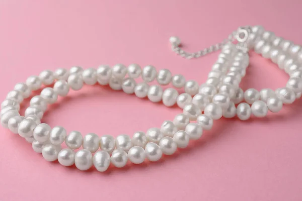 Elegante Collana Con Perle Sfondo Rosa Primo Piano — Foto Stock