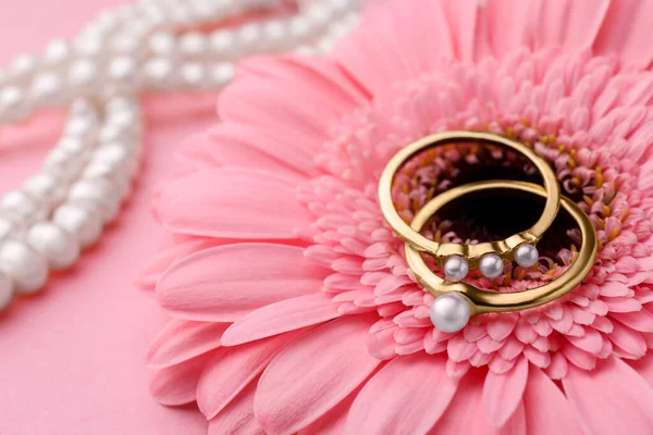 Elegantes Anillos Perlas Collar Flor Gerberas Sobre Fondo Rosa Primer —  Fotos de Stock