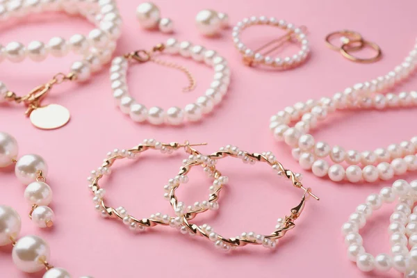 Bijuterii Elegante Perle Fundal Roz Closeup — Fotografie, imagine de stoc