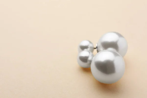 Eleganti Orecchini Con Perle Sfondo Beige Spazio Testo — Foto Stock