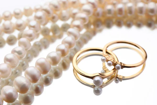 Elegante Halskette Und Ringe Mit Perlen Auf Spiegeloberfläche Nahaufnahme — Stockfoto