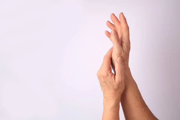 Vista Perto Das Mãos Mulher Mais Velha Sobre Fundo Branco — Fotografia de Stock