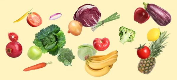 Många Färska Grönsaker Och Frukter Faller Blekt Ljusgul Bakgrund — Stockfoto