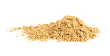 Beyaz arka planda aromatik hardal tozu yığını
