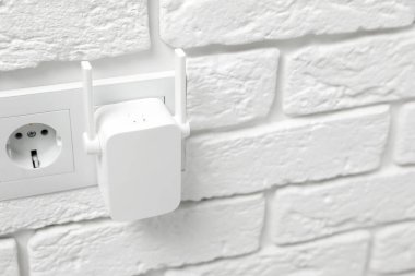 Beyaz tuğla duvarda kablosuz kablosuz kablosuz ağ yineleyici, metin için boşluk