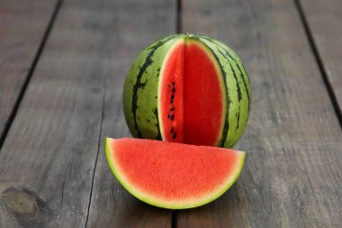 Ahşap masada lezzetli olgun karpuz kes.