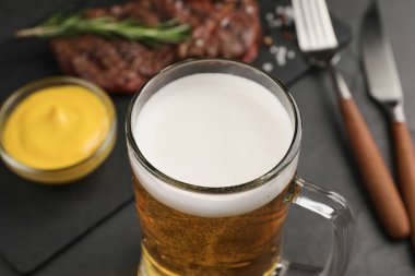 Masada bir kupa lezzetli bira, yakın çekim görüntüsü.