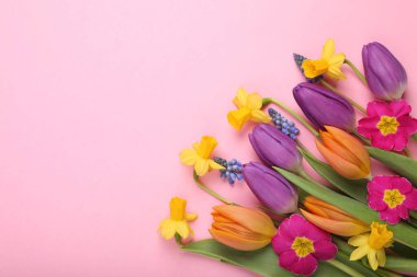 Pembe arka planda farklı çiçekleri olan güzel bir buket. Metin için boşluk