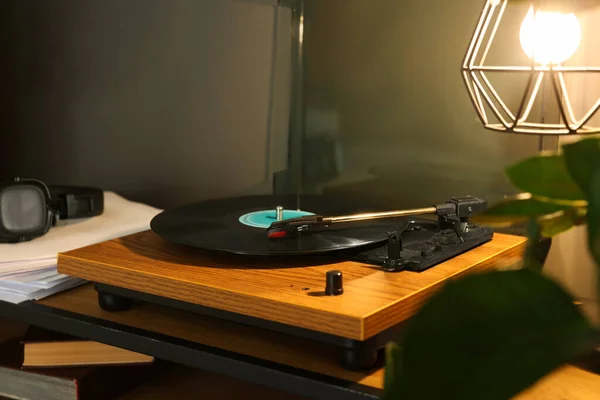 テーブルの上にビニールレコードとスタイリッシュなターンテーブル屋内 — ストック写真