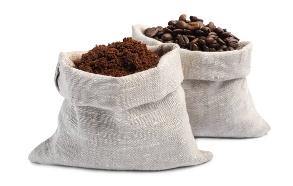 Zakken Met Gemalen Koffie Geroosterde Bonen Witte Achtergrond — Stockfoto