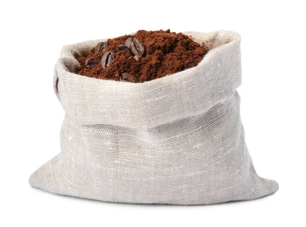 Väska Med Malet Kaffe Och Rostade Bönor Vit Bakgrund — Stockfoto
