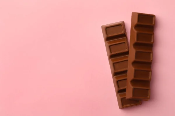 Läckra Chokladkakor Rosa Bakgrund Platt Låg Plats För Text — Stockfoto