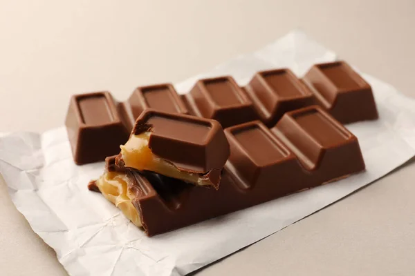 Вкусные Шоколадные Батончики Бумажной Пленкой Светлом Фоне — стоковое фото