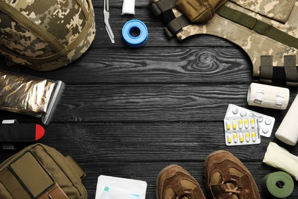 Askeri Ilk Yardım Çantasının Çerçevesi Üniforması Ahşap Masada Düz Yerde — Stok fotoğraf