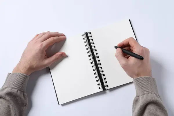 Άνδρας Στυλό Και Άδειο Σημειωματάριο Λευκό Φόντο Πάνω Όψη — Φωτογραφία Αρχείου