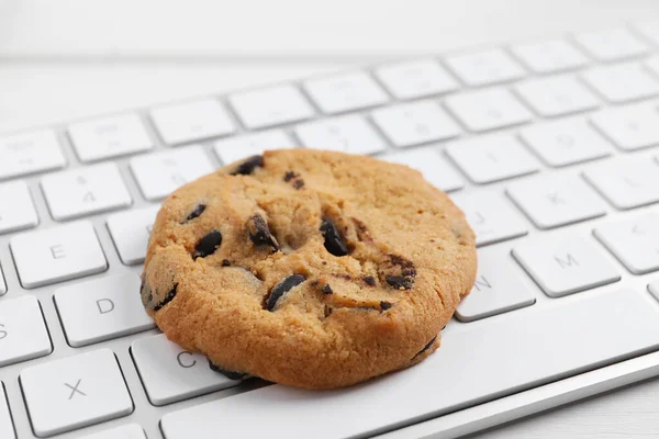 キーボード上のチョコレートチップクッキー クローズアップビュー — ストック写真