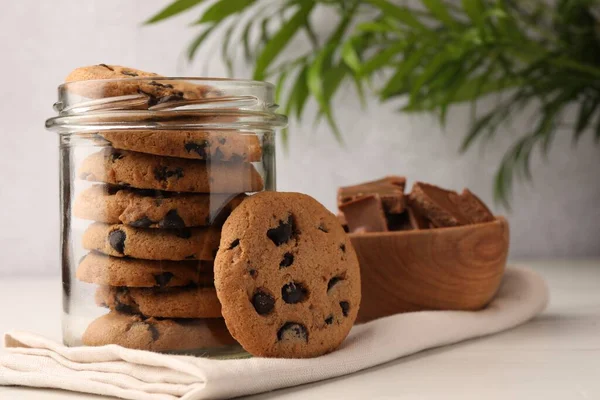 Frasco Vidro Com Deliciosos Cookies Chocolate Mesa Mármore Branco — Fotografia de Stock