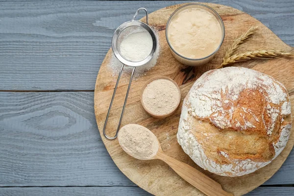 Taze Pişmiş Ekmek Ekşi Ekmek Gri Ahşap Masa Üst Manzara — Stok fotoğraf