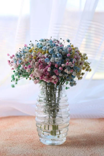 Piękne Kwiaty Gypsophila Wazonie Teksturowanym Stole Pobliżu Okna — Zdjęcie stockowe