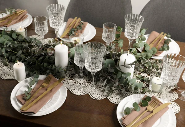 お祝いのディナーのためのスタイリッシュなエレガントなテーブル設定 — ストック写真