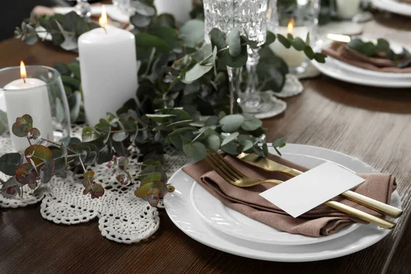 美しい装飾と空白のカードで豪華なテーブル設定 祭りのディナー — ストック写真