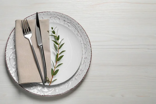 Stílusos Beállítás Evőeszközökkel Eukaliptusz Levelekkel Fehér Asztalon Lapos Fektetés Szöveg — Stock Fotó