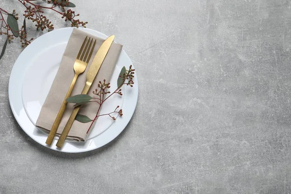 Stilvolle Tischdekoration Mit Besteck Und Eukalyptusblättern Draufsicht Raum Für Text — Stockfoto