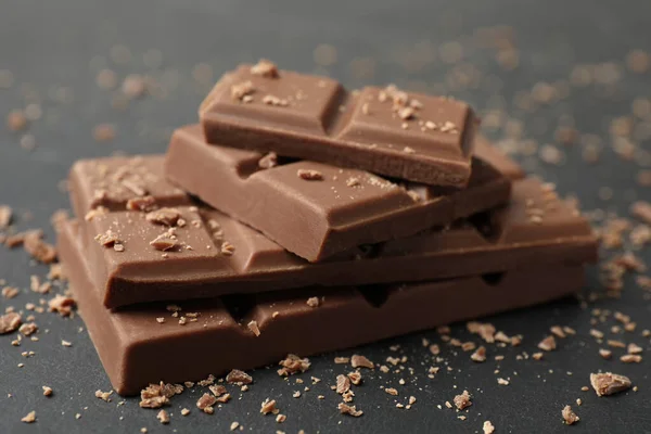 Кусочки Вкусного Шоколада Сером Столе Крупным Планом — стоковое фото