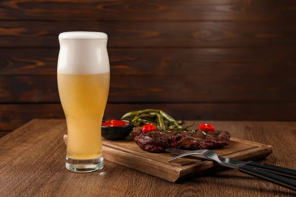 Sklenice Piva Výborný Smažený Steak Omáčka Dřevěném Stole Mezera Pro — Stock fotografie