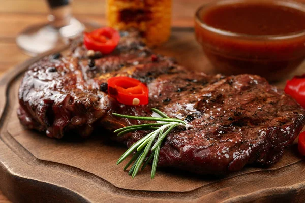 Köstliches Gebratenes Steak Mit Sauce Auf Holztisch Nahaufnahme — Stockfoto