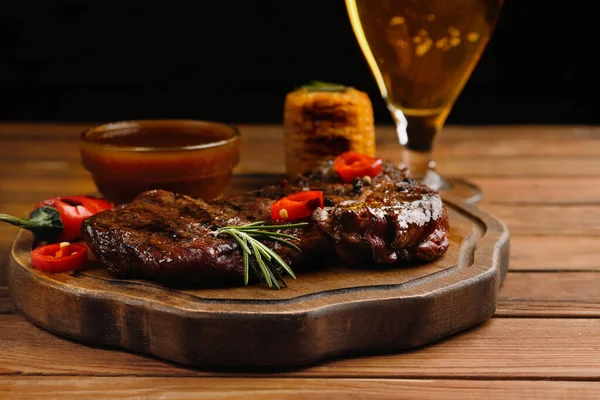 Sklenice Piva Výborný Smažený Steak Omáčka Dřevěném Stole — Stock fotografie