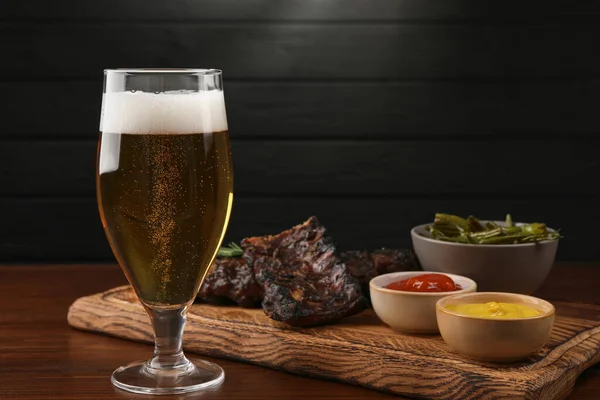 Glas Bier Heerlijke Gegrilde Ribbetjes Sauzen Houten Tafel — Stockfoto
