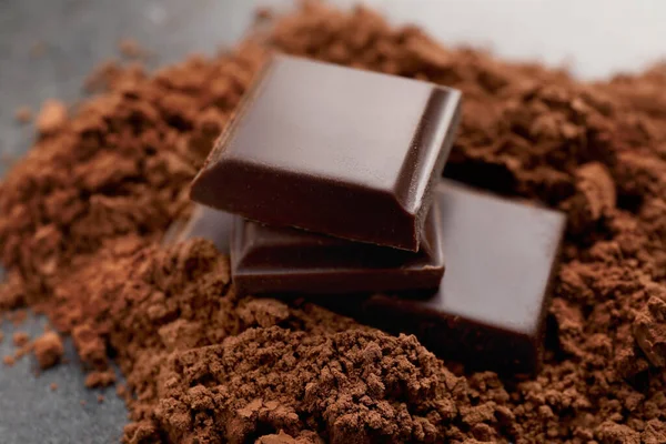 Lezzetli Siyah Çikolata Kakao Tozu Masanın Üstünde Yakın Plan — Stok fotoğraf