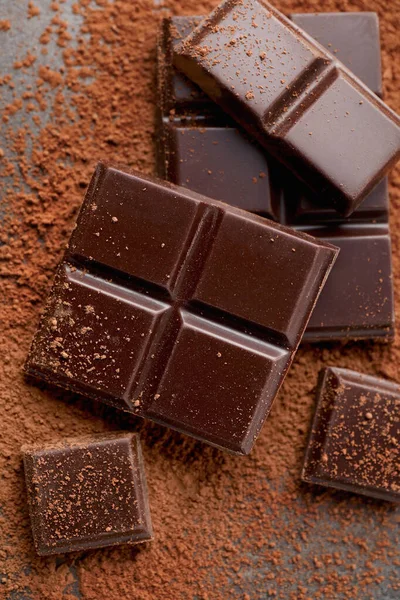 Вкусный Темный Шоколад Какао Порошок Сером Столе Плоский Лежал — стоковое фото